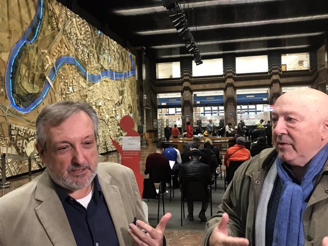 El presidente de la Unión de Consumidores de Aragón (UCA), José Ángel Oliván, y el presidente de la Federación de Asociaciones de Barrio de Zaragoza, José Manuel Arnal
