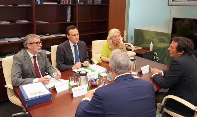 Archivo - Reunión sobre Valcárcel con el consejero de Universidad.