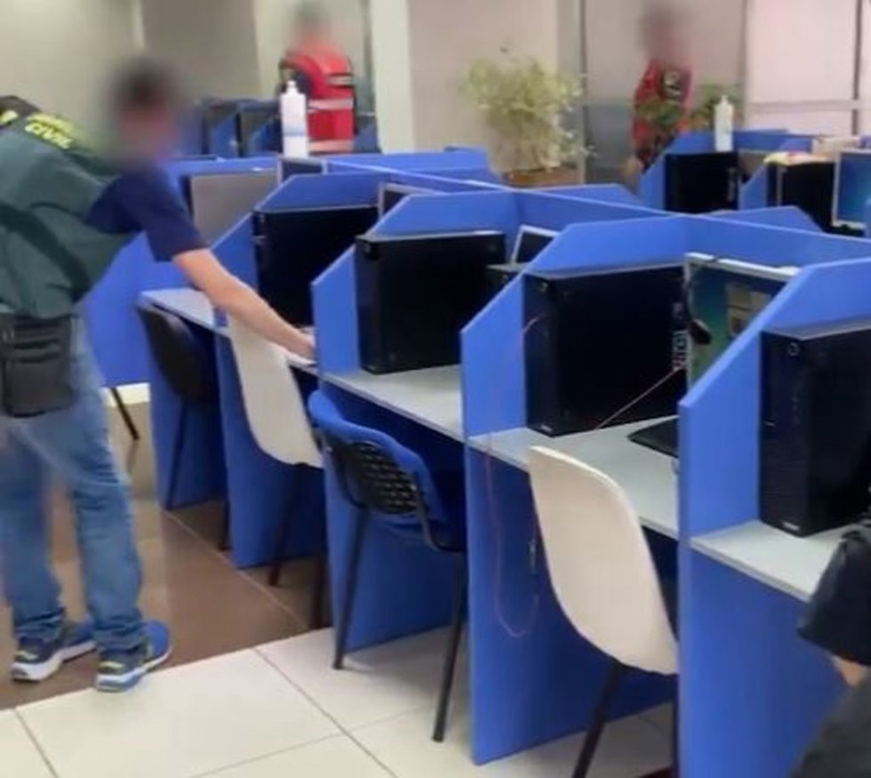 Agentes de la Guardia Civil y Mossos d'Esquadra en uno de los centros de llamada desmantelados en Albania