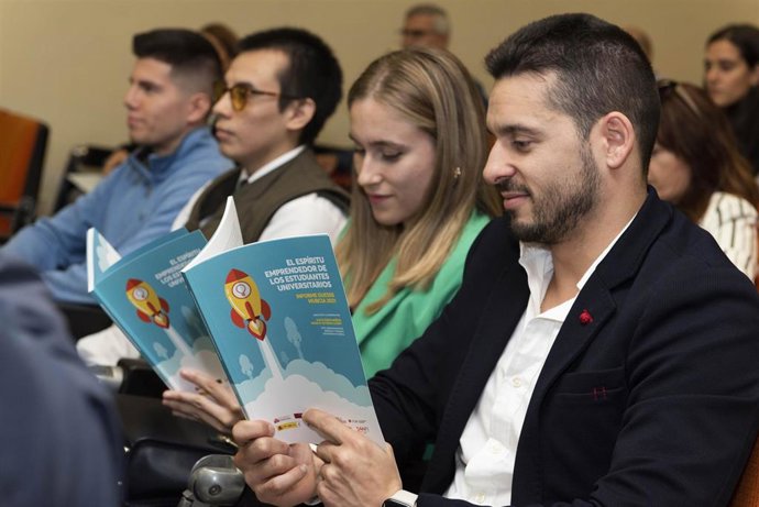 Los ganadores del premio al mejor proyecto de creación de una empresa durante el acto