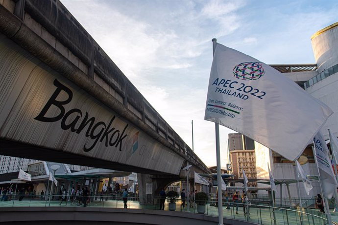 Imagen de archivo de la bandera de la APEC 2022 en Bangkok.