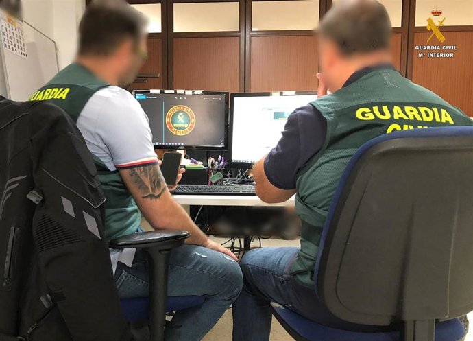 Dos agentes de la Guardia Civil