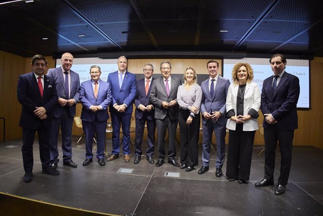 El presidente de la Fundación Cajasol, Antonio Pulido, (c) junto al presidente de la diputación de Jaén, Francisco Reyes, (i) la presidenta de la diputación de Huelva, María Eugenia Limón, (2d) el delegado territorial de Europa Press en Andalucía, Francis