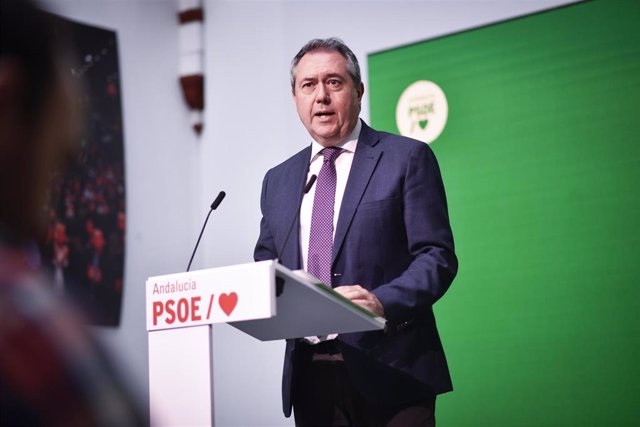 El secretario general del PSOE-A, Juan Espadas, este lunes en rueda de prensa en Sevilla.