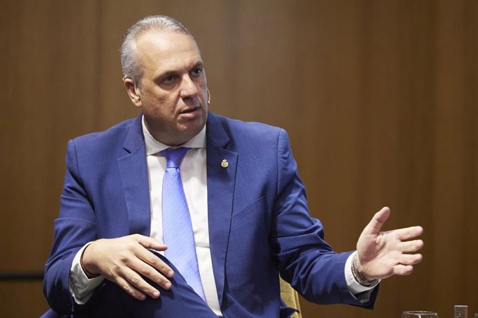 El presidente de la diputación de Cádiz, Juan Carlos Ruiz Boix, durante el encuentro informativo de Europa Press con los presidentes de las ocho diputaciones provinciales titulado 'Andalucía desde sus territorios'' en la Fundación Cajasol 