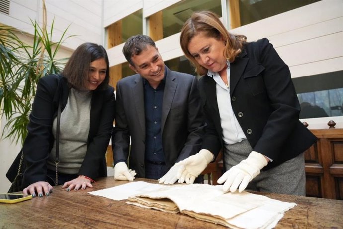 La consejera de Educación, Cultura y Deportes, Rosa Ana Rodríguez, y el alcalde de Cogolludo Juan Alfonso Fraguas, han presentado públicamente el depósito del Fondo Histórico Documental de este Ayuntamiento en el Archivo Histórico