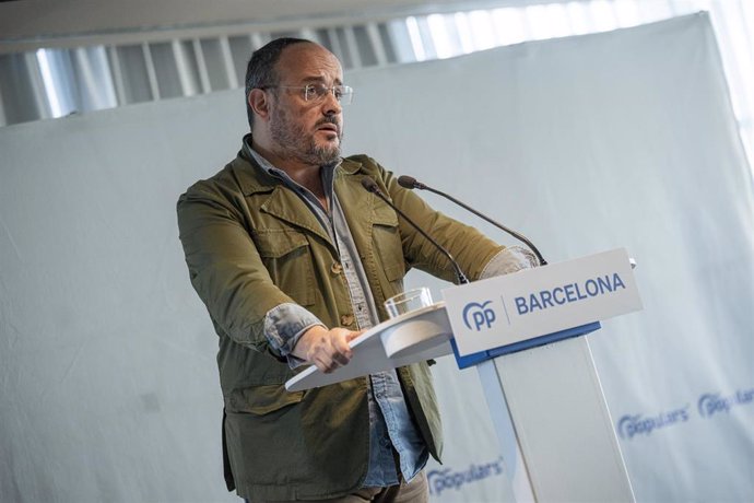El presidente del Partido Popular de Cataluña, Alejandro Fernández, interviene durante la mesa Elecciones municipales 2023. Preparados en el ayuntamiento de Badalona, a 12 de noviembre de 2022, en Badalona, Barcelona, Cataluña (España). En este encuen