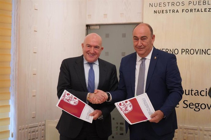 El consejero de presidencia de la Junta de Castilla y León, Jesús Julio Carnedro, y el presidente de la Diputación de Segovia, Miguel Ángel de Vicente.