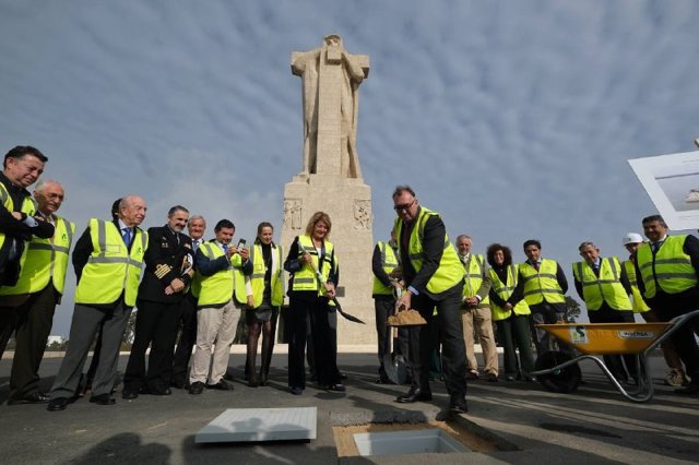 El consejero de Turismo, Cultura y Deporte de la Junta de Andalucía, Arturo Bernal, durante la colocación de la primera piedra de las obras del entorno del Monumento a Colón.