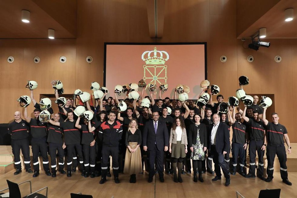 Los nuevos efectivos de Bomberos junto al vicepresidente Remírez, la directora general de Interior, la directora general de Función Pública, el director del Servicio de Bomberos, y el director de la Escuela de Seguridadad