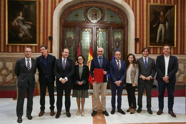 El alcalde de Sevilla, Antonio Muñoz, en el centro de la imagen tras la firma del manifiesto para constituir "formalmente" la Mesa de la Ciencia de Sevilla.