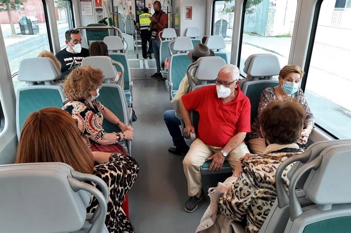 Pasajeros del Trambahía, el tranvía de la Bahía de Cádiz