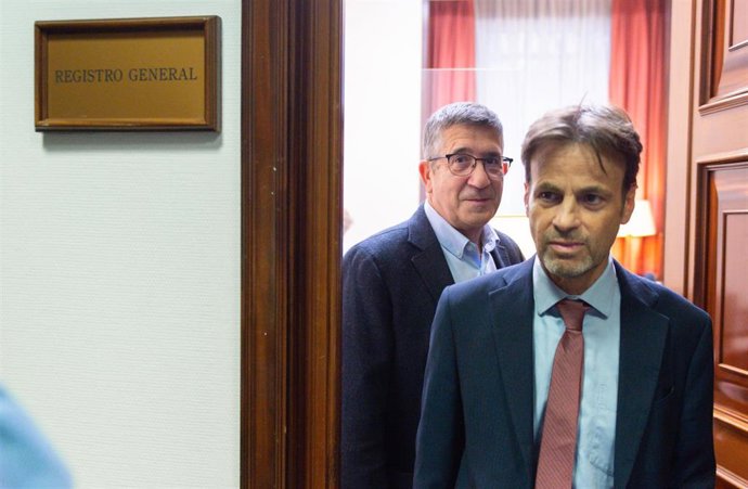 El portavoz del PSOE en el Congreso, Patxi López (i), y el presidente del grupo parlamentario de Unidas Podemos en el Congreso, Jaume Asens (d), conversan a su llegada al registro del Congreso de los Diputados, a 11 de noviembre de 2022 en Madrid.