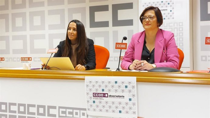 La secretaria de Mujeres, Igualdad y Condiciones de Trabajo de CCOO, Carolina Vidal, y la secretaria regional de Mujeres y Políticas LGTBI de CCOO CLM, Rosario Martínez, en rueda de prensa.