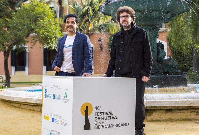 El director Juan Miguel del Castillo (derecha) y el actor Gerardo de Pablos han presentado en el Festival de Huelva ' La maniobra de la tortuga'.
