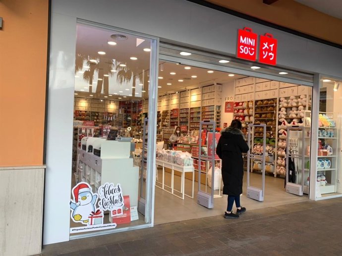 Archivo - Tienda de la compañía MINISO