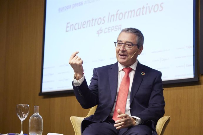 El presidente de la diputación de Málaga, José Francisco Salado, durante el encuentro informativo de Europa Press con los presidentes de las ocho diputaciones provinciales titulado 'Andalucía desde sus territorios'' en la Fundación Cajasol.