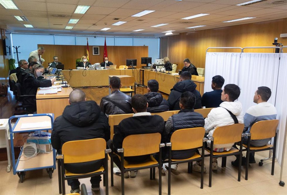 Los cuatros miembros de la banda latina Los Trinitarios (fila delante) y cinco simpatizantes (fila de atrás) en la Audiencia Provincial de Madrid, a 14 de noviembre de 2022, en Madrid (España). 