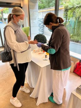 Campaña de medición de la glucosa en sangre en los hospitales sevillanos Sagrado Corazón e Infanta Luisa.