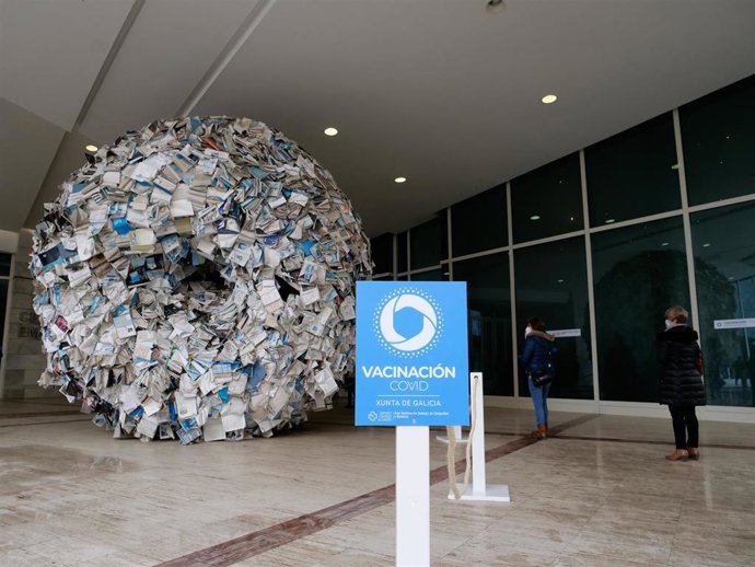 Archivo - Varias personas esperan antes de entrar a un dispositivo de vacunación contra la COVID-19 en la Cidade da Cultura de Santiago de Compostela, A Coruña, Galicia (España), a 11 de marzo de 2021. Galicia ha iniciado hoy la vacunación de personas e