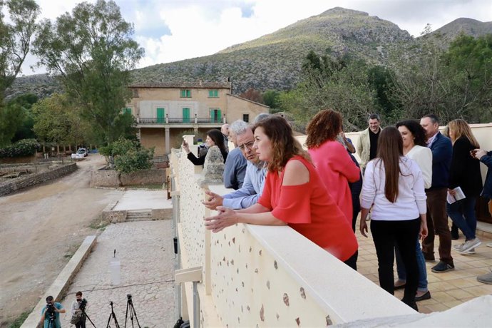 La presidenta del Govern en la inauguración del refugio de Galatzó.