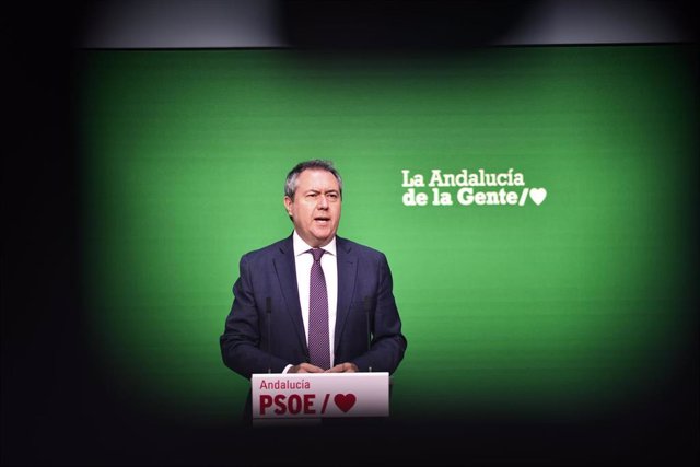 El secretario general del PSOE Andalucía, Manuel Chaves, este lunes en rueda de prensa.