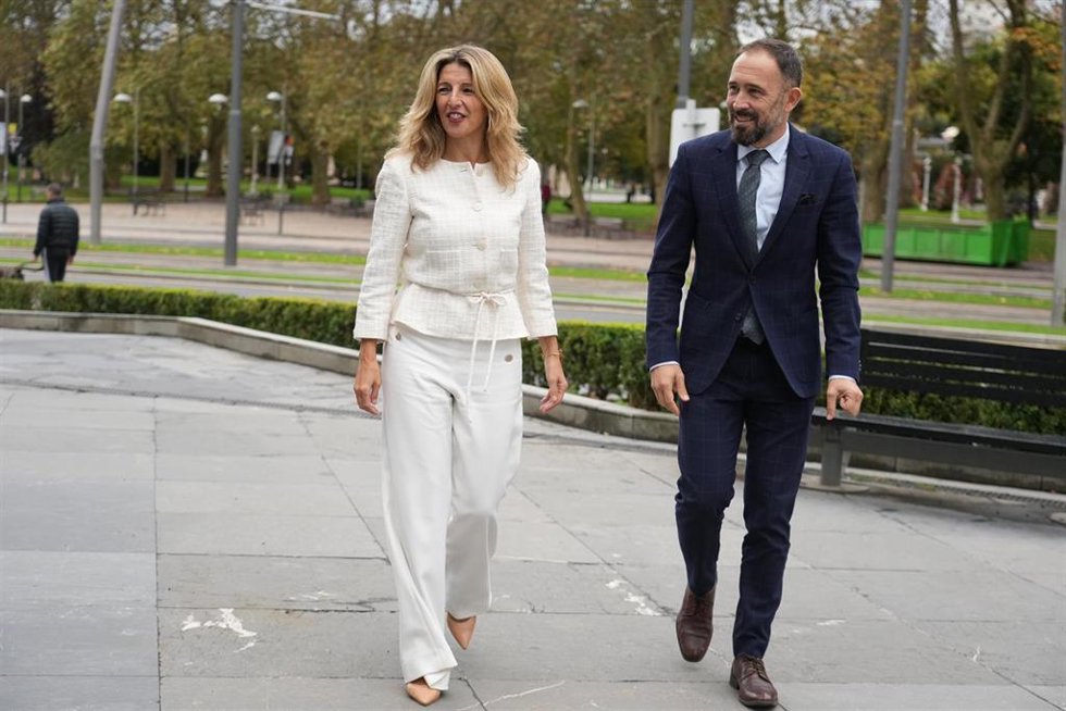 La vicepresidenta egunda y inistra de Trabajo y Economía Social, Yolanda Díaz, y el delegado del Gobierno en el País Vasco, Denis Itxaso, este lunes en Bilbao.