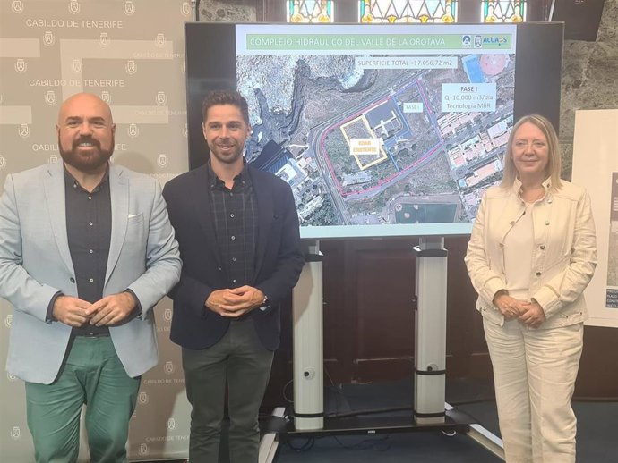 El alcalde del Puerto de la Cruz, Marco González, el consejero de Transición Ecológica del Cabildo de Tenerife, Javier Rodríguez, y la directora general de Acuaes, Rosa Coba, en la presentación de la ampliación de la depuradora de Puerto de la Cruz