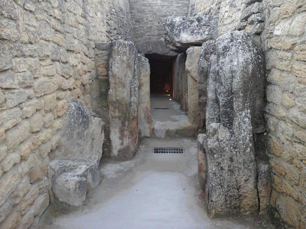 Un estudio señala "encarnizamiento urbanístico" y daños en los dólmenes de Antequera por "criterios inadecuados"