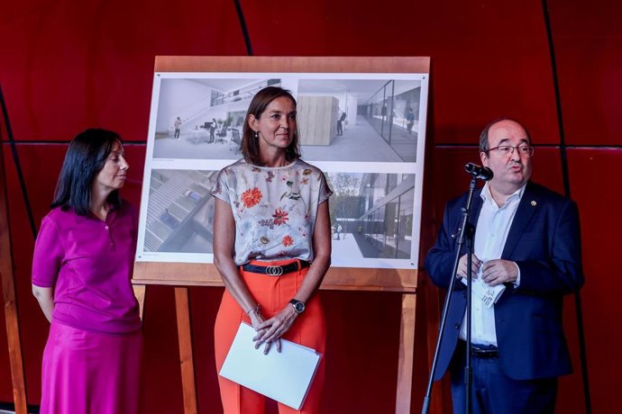 Archivo - (I-D) La delegada de Gobierno en la Comunidad de Madrid, Mercedes González; la ministra de Industria y Comercio, Reyes Maroto; y el ministro de Cultura y Deporte, Miquel Iceta, presentan proyectos conjuntos en el Paisaje de la Luz, en el Museo