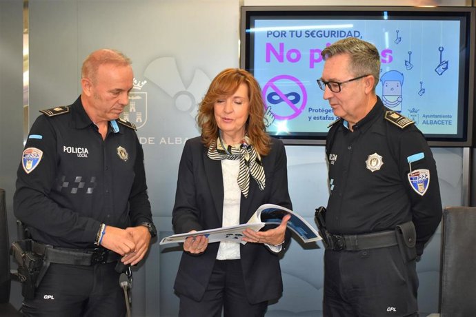 La concejala de Seguridad Ciudadana de Albacete, María José López, en la presentación de la campaña 'Por tu seguridad, no piques'