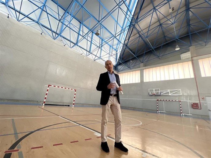 El concejal de Deportes, Jesús Abad, presenta el proyecto de renovación de las luminarias en las instalaciones deportivas municipales.