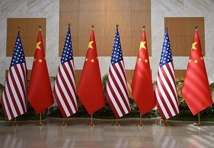 Imagen de archivo de las banderas de China y Estados Unidos en Bali a la espera de que comience el encuentro entre Joe Biden y Xi Jinping.
