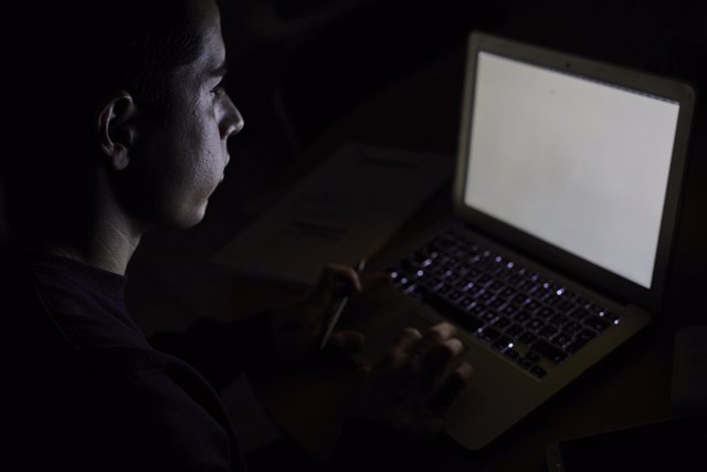 Un estudiante utiliza el ordenador para realizar tareas en casa, en Madrid (España), a 12 de enero de 2021