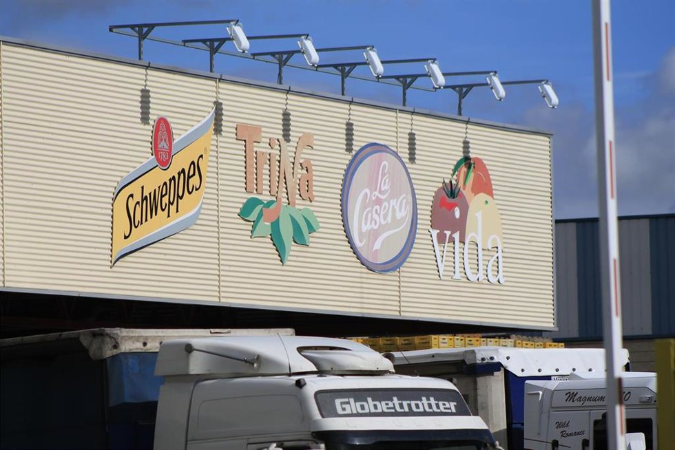 Archivo - Plano detalle, del cartel que hay sobre el puerto de descarga, en una fabrica de schweppes