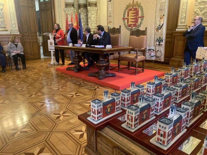 Acto de homenaje a periodistas vallisoletanos y presentación de la recopilación de la obra literaria de Máximo Regidor.