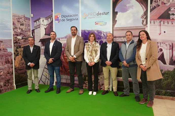 La diputada de Turismo, Magdalena Rodriguéz, junto a técnicos de Prodestur