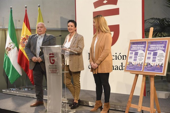 El alcalde de Valderrubio, Antonio García, la diputada provincial de Igualdad, Juventud y Administración Electrónica, Mercedes Garzón, y la concejal de igualdad del municipio, Almudena Nieves
