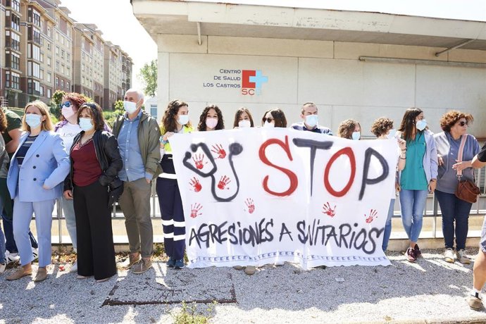 Archivo - Varias personas con una pancarta que reza 'Stop Agresiones a Sanitarios' en el Centro de Salud de Los Castros. Archivo