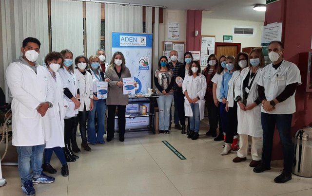 Visita a una mesa informativa sobre la diabetes.