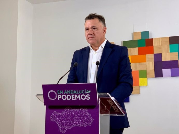 El diputado andaluz de Podemos Juan Antonio Delgado en rueda de prensa.