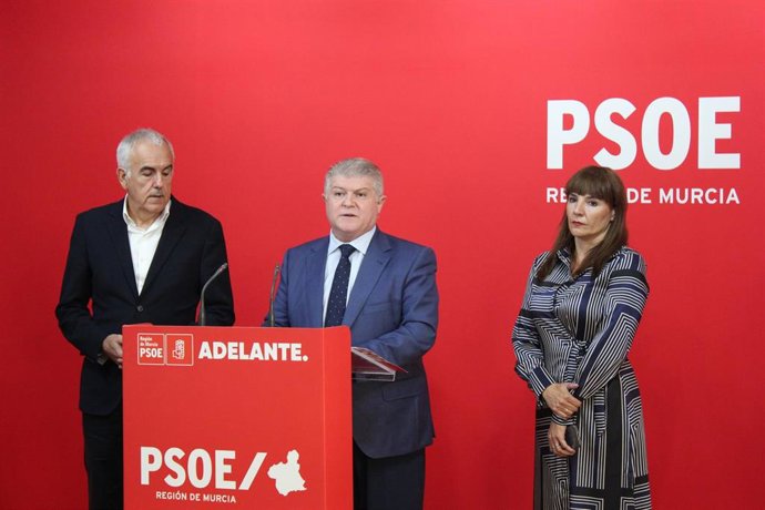 En el centro, el secretario general del PSOE en la Región de Murcia, José Vélez, en una rueda de prensa