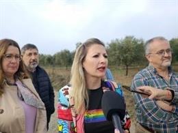 La secretaria de Política Municipal, Maite Rodríguez, visita junto al alcalde de Beas, Diego Lorenzo Becerril, y la secretaria de Organización de la Ejecutiva Provincial, Rosa Tirador, uno de los caminos rurales del municipio.