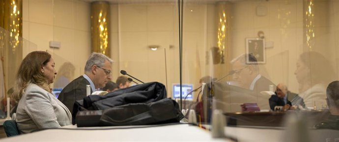 La acusada de decapitar a su pareja en Castro Urdiales, en el juicio contra ella, junto a su abogado y durante la práctica de pruebas periciales.