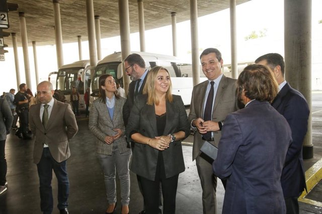 Carazo (centro), junto a Bellido, en la visita a la Estación de Autobuses de Córdoba.