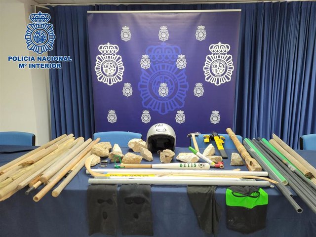 Armas contundentes decomisadas por los agentes