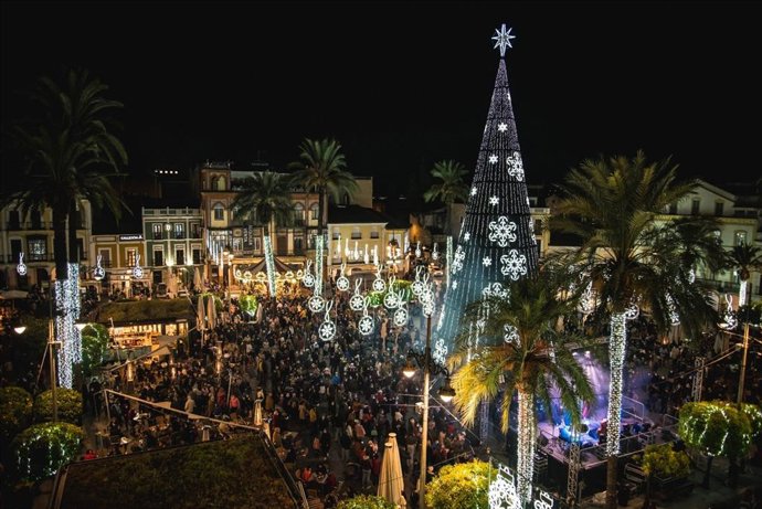 Iluminación navideña en la Plaza de España de Mérida, en una imagen de archivo.