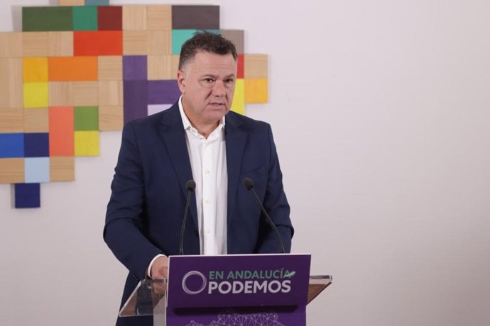 El portavoz adjunto de Por Andalucía en el Parlamento y miembro de Podemos Andalucía, Juan Antonio Delgado, este lunes en rueda de prensa.