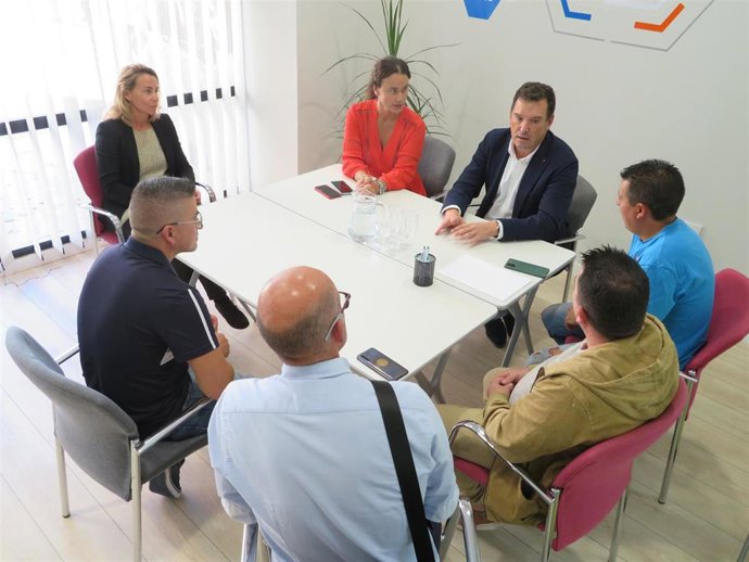 El delegado de Empleo, Empresa y Trabajo Autónomo de la Junta en Huelva, Alberto Santana, ha mantenido un encuentro con los representantes de la cooperativa R.A. & Pin Servicios de Fontanería, S. Coop. And.