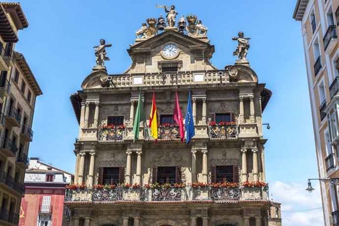 Archivo - Fachada del Ayuntamiento de Pamplona